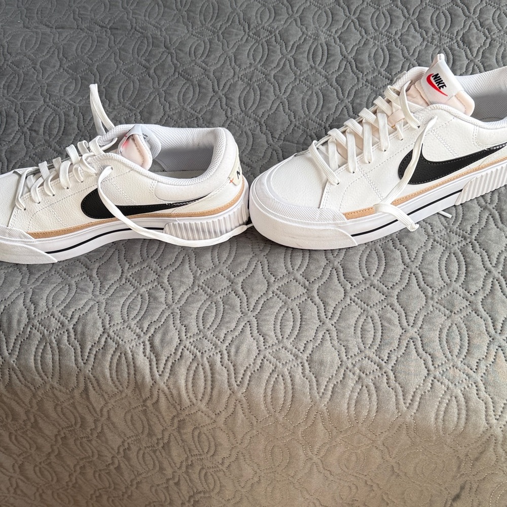 Nike White and Black Low-Top Sneakers - Picture 3 of 6
